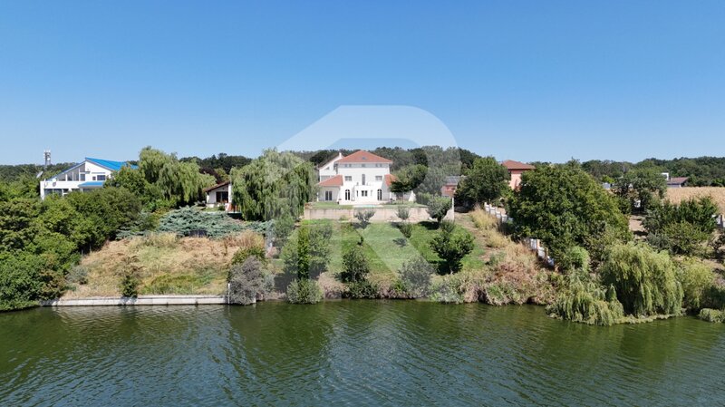 Caciulati, Balotesti, vila eleganta cu piscina si iesire la lac.